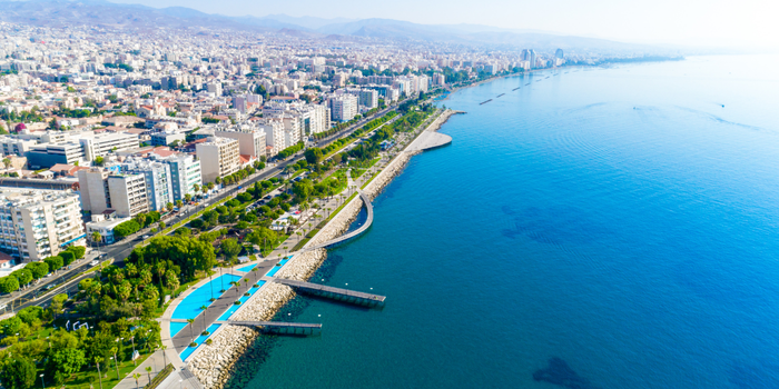 Kıbrıs sahil şeridinin kuş bakışı görüntüsü, deniz ve modern yapılar.