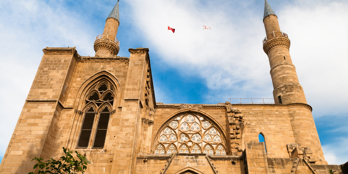 Selimiye Camii’nin dış cephesi, Gotik mimarisiyle dikkat çeken yapının minareleri ve ayrıntılı taş işçiliği görülüyor.